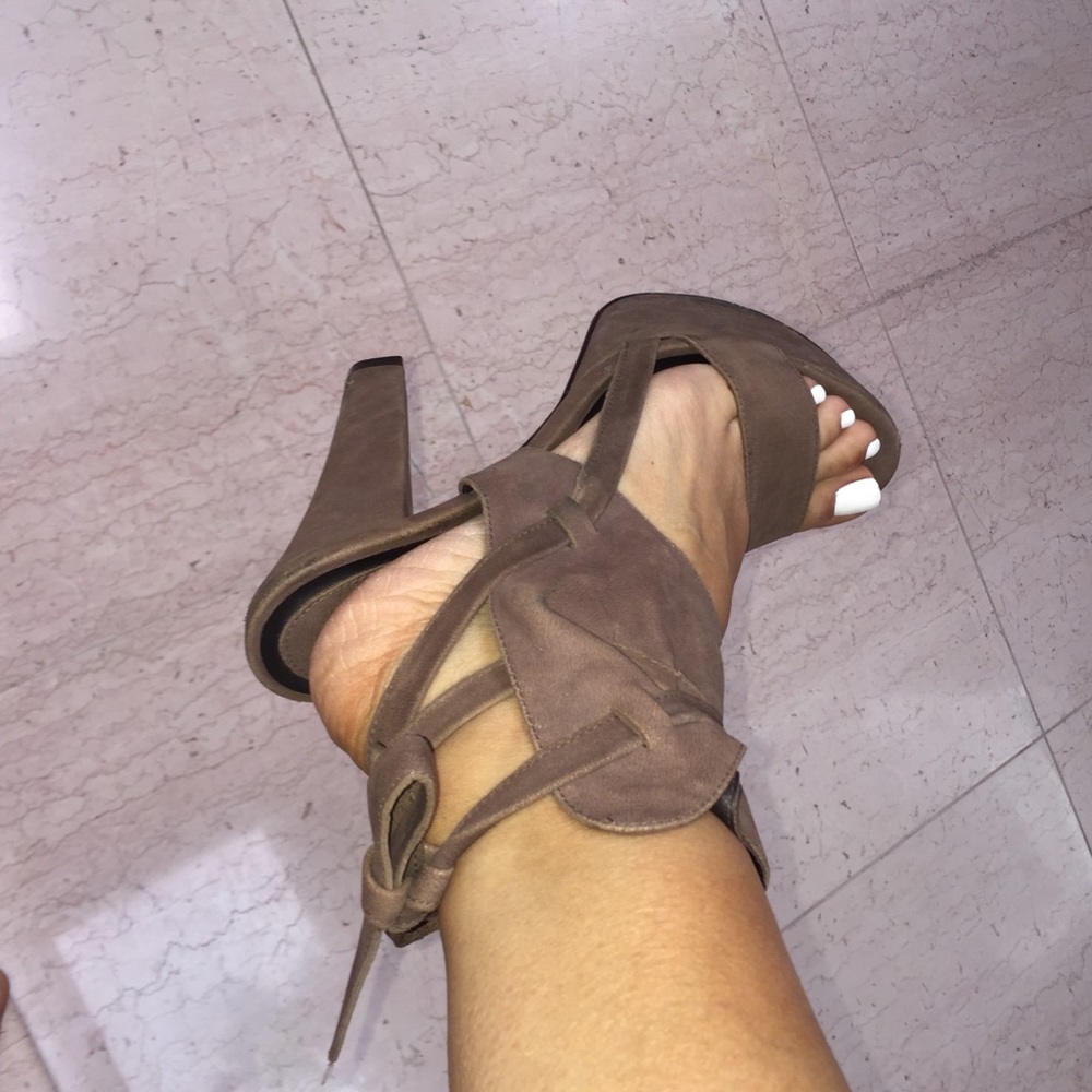 Vera Wang Lavendar Brown Suede Platform Heels - Picture 5 of 8
